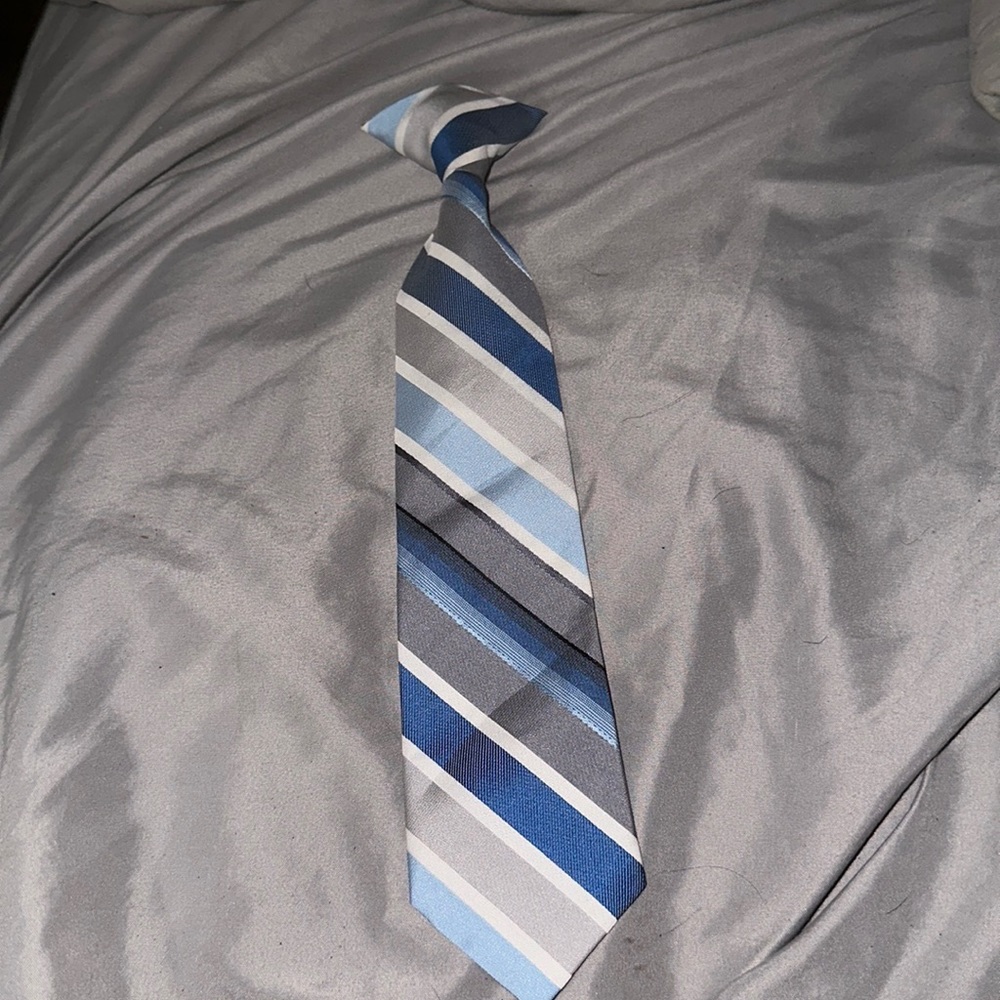 NWOT blue and white striped tie for lip boy dillard's brand 100 polyester nice